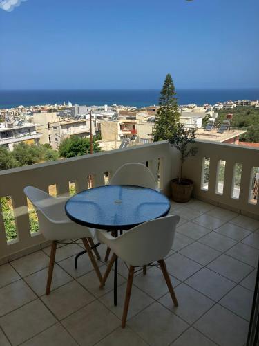 Stephanie's Place - Charming Apartment with Sea View