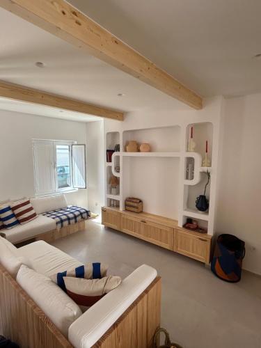 una sala de estar con un sofá y una cama en Casa Dar Alma, en Vila Real de Santo António