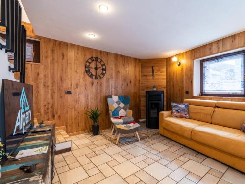 a living room with a couch and a television at LA CASA DI PIETRA - Relax Home a 10' da Aosta in Roisan