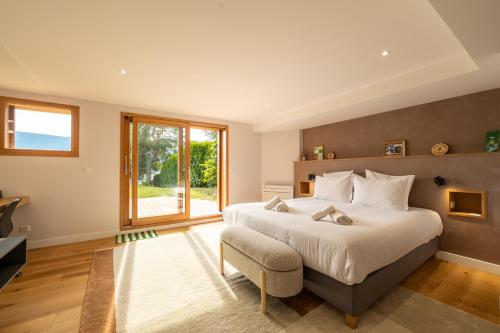 ヴェリエ・デュ・ラックにあるVilla Sarmaz les pieds dans l'eauの大きなベッドと窓のある寝室
