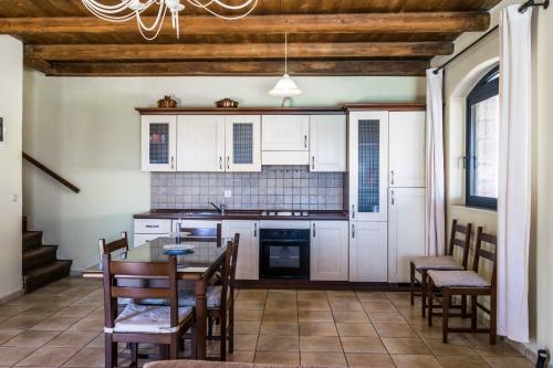 Kuchyň nebo kuchyňský kout v ubytování Niriides Luxury Villas