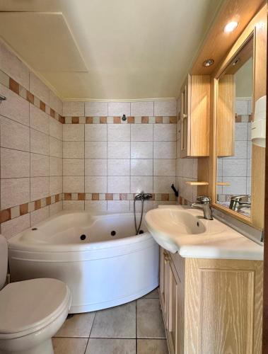 Koupelna v ubytování Niriides Luxury Villas