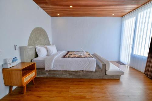 a bedroom with a bed and a staircase in a room at Lake Batur Villa in Kubupenlokan