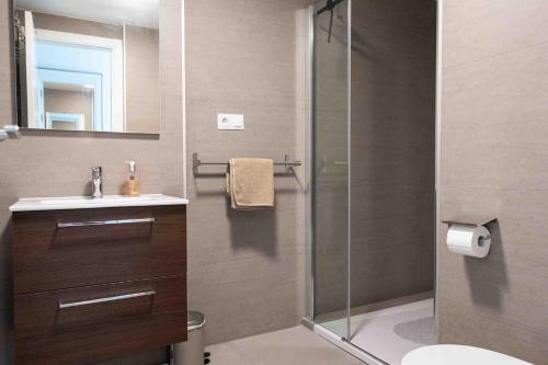 ein Badezimmer mit Dusche, Waschbecken und Toilette in der Unterkunft Luxury apartment - Sea, Mountain, Golf - La Duquesa Manilva in Manilva
