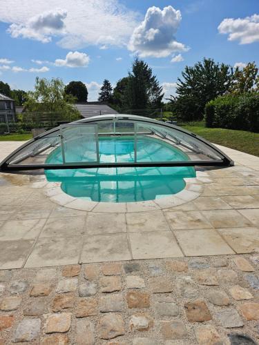 una piscina con una cúpula de cristal en un patio en Cube D'amour, en Gionges