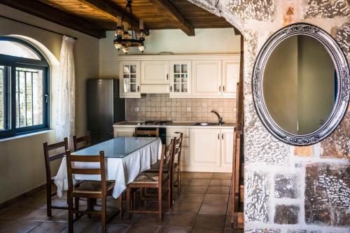 Kuchyň nebo kuchyňský kout v ubytování Niriides Luxury Villas