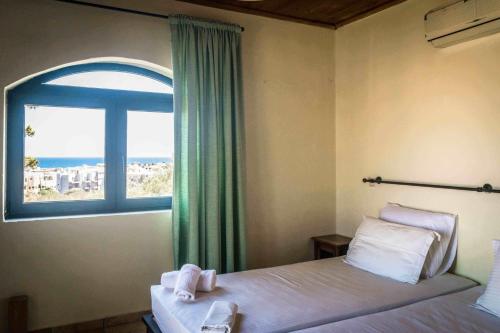 Postel nebo postele na pokoji v ubytování Niriides Luxury Villas