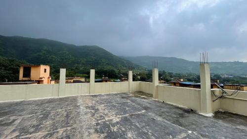 a balcony with a view of a mountain at Devansh hotel in Kārli