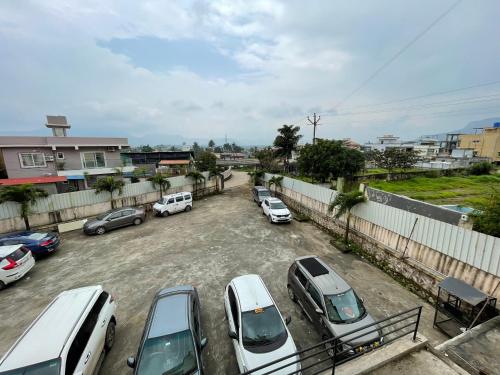 a bunch of cars parked in a parking lot at Devansh hotel in Kārli