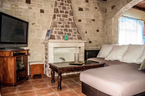 TV a/nebo společenská místnost v ubytování Niriides Luxury Villas