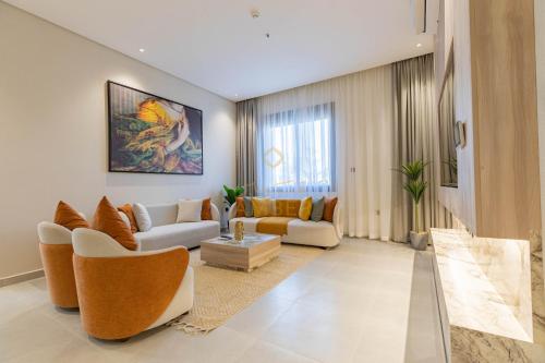 ein Wohnzimmer mit Sofa und Tisch in der Unterkunft Amber Hospitality - Al Rawdah in Riad