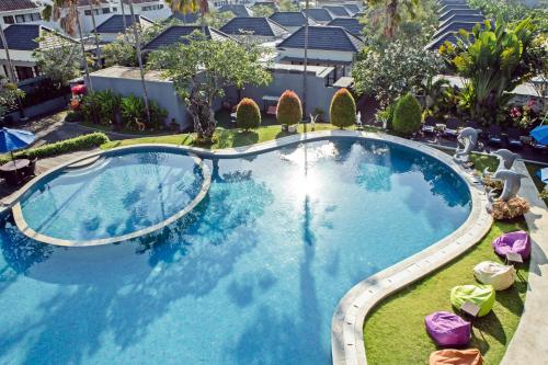 Bazén v ubytování Grand Kesambi Resort and Villas Seminyak nebo v jeho okolí