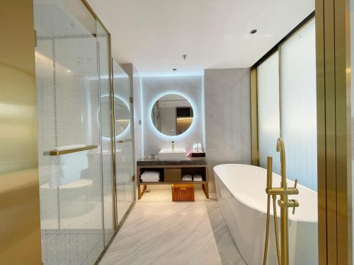 Bilik mandi di Alice International Hotel
