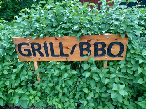 a sign that saysstill bbq on a bush at Brukshotellet Skinnsberg in Skinnskatteberg