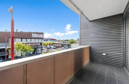 Noble ParkにあるHeart of Springvale Shoppingの通りの景色を望む建物のバルコニー