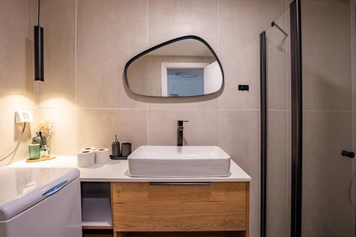 Et badeværelse på Madrid Apartment - By Harim