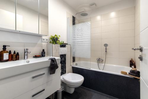 a bathroom with a toilet and a bath tub at Haus am Damm in Pinneberg