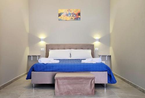 Un dormitorio con una cama azul con dos almohadas. en Guest Holiday Gambara 1 e 2, en Reggio Emilia