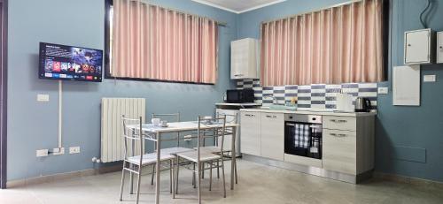 Una cocina con una mesa y sillas en una habitación. en Guest Holiday Gambara 1 e 2, en Reggio Emilia