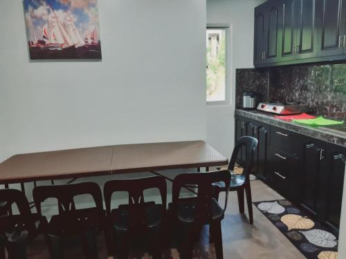 Η κουζίνα ή μικρή κουζίνα στο Avana Hills Boracay Prime Studio Suite 303
