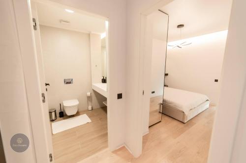 Herăstrăuにある1-Bedroom Apartment with Balcony near Promenada Mall & Pipera Metroのベッドと鏡のある白い寝室