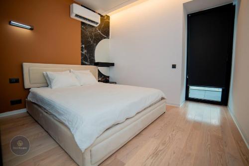 Herăstrăuにある1-Bedroom Apartment with Balcony near Promenada Mall & Pipera Metroの大きな白いベッドと窓のある寝室