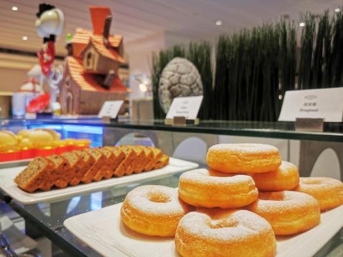 een hoop donuts te zien in een bakkerij bij Royal Grace Hotel Optics Valley Wuhan in Wuhan