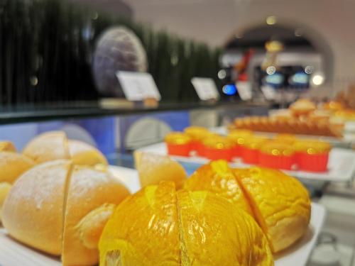 een bos broodjes met sinaasappels erop op een bord bij Royal Grace Hotel Optics Valley Wuhan in Wuhan