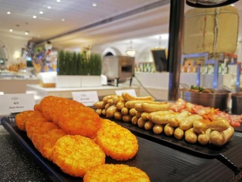 een weergave van voedsel op een toonbank in een winkel bij Royal Grace Hotel Optics Valley Wuhan in Wuhan