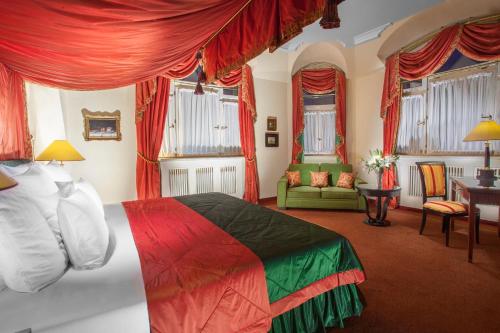 Postel nebo postele na pokoji v ubytování Art Nouveau Palace Hotel