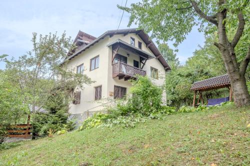 an image of a house on a hill at Cuibul de Munte - Vilă în Breaza in Nistoreşti