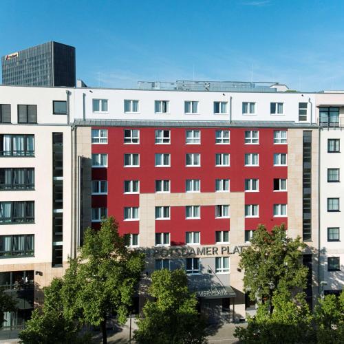 ベルリンにあるNH ベルリン ポツダム プラッツの白い建物の前の赤い建物