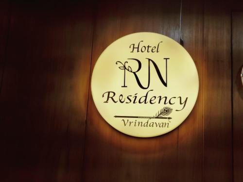 a sign for a hotel rnrreshy sign on a wall at Hotel RN Residency - Near Prem Mandir Vrindavan in Vrindāvan