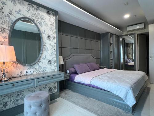 Una cama o camas en una habitación de La Riz Residence 2BR Pakuwon Mall City View