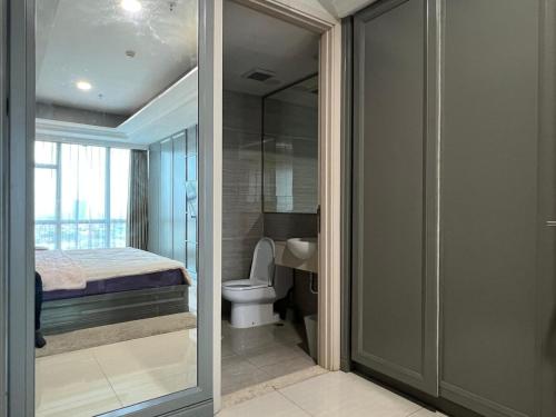 Un baño de La Riz Residence 2BR Pakuwon Mall City View