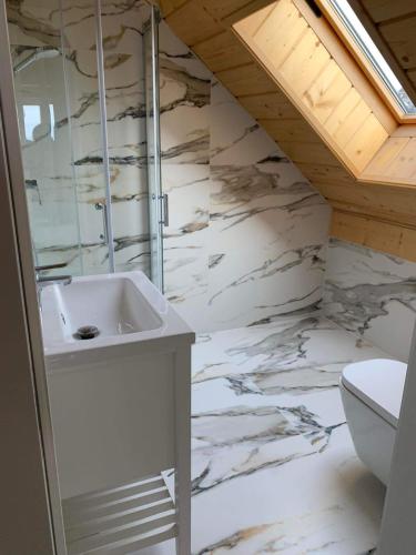 a bathroom with a sink and a toilet at Sielsko i Diabelsko in Jaworzynka