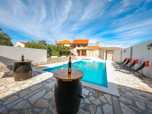Πισίνα στο ή κοντά στο Villa in Poličnik with Pool near Zadar