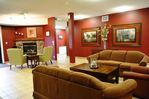 a living room with couches and a fireplace at Village Creek Country Inn in Westerose