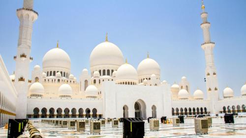 a view of the sheikh zayed mosque in abu dhabi at Holiday Inn Abu Dhabi by IHG in Abu Dhabi