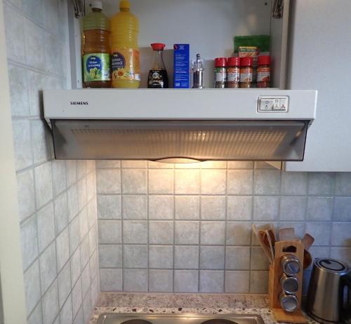 a kitchen with a stove top oven in a kitchen at Arturo Fasciati Ferienwohnungen in Bivio