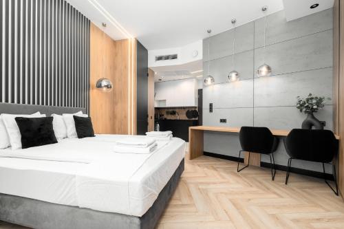 Un pat sau paturi într-o cameră la MARGI Zen Apartament SUPER COSY, POOL, SAUNA