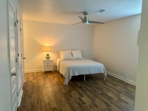 Ένα ή περισσότερα κρεβάτια σε δωμάτιο στο Cruisin coast Coastal condo on golf course