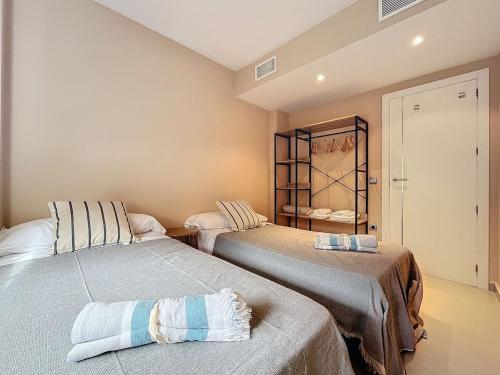 Habitación con 2 camas y armario. en Casa Nana, en L'Alfas del Pi