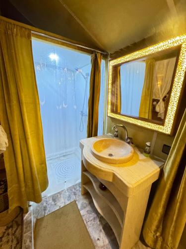 Ένα μπάνιο στο Luxury Desert Camps