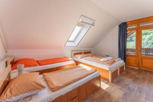 Ένα ή περισσότερα κρεβάτια σε δωμάτιο στο Ménes Vendégház