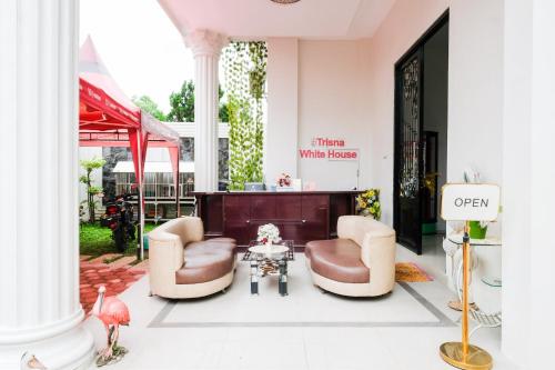 Χώρος καθιστικού στο Urbanview Hotel Trisna Tulungagung