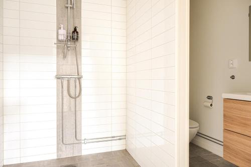 a shower stall in a bathroom with a toilet at Nyrenoverad lägenhet med perfekt läge nära Elmia in Huskvarna