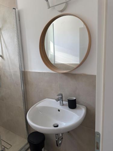 Un baño de 4 Bedroom Stylish House with Garden