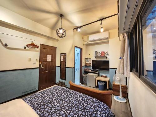 a small room with a bed and a kitchen at 一中喵喵 有統編收據 禁菸 非自助 in Taichung