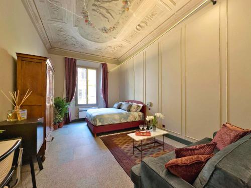un soggiorno con un divano e un letto di Homeby, Cinisca Suites a Bologna